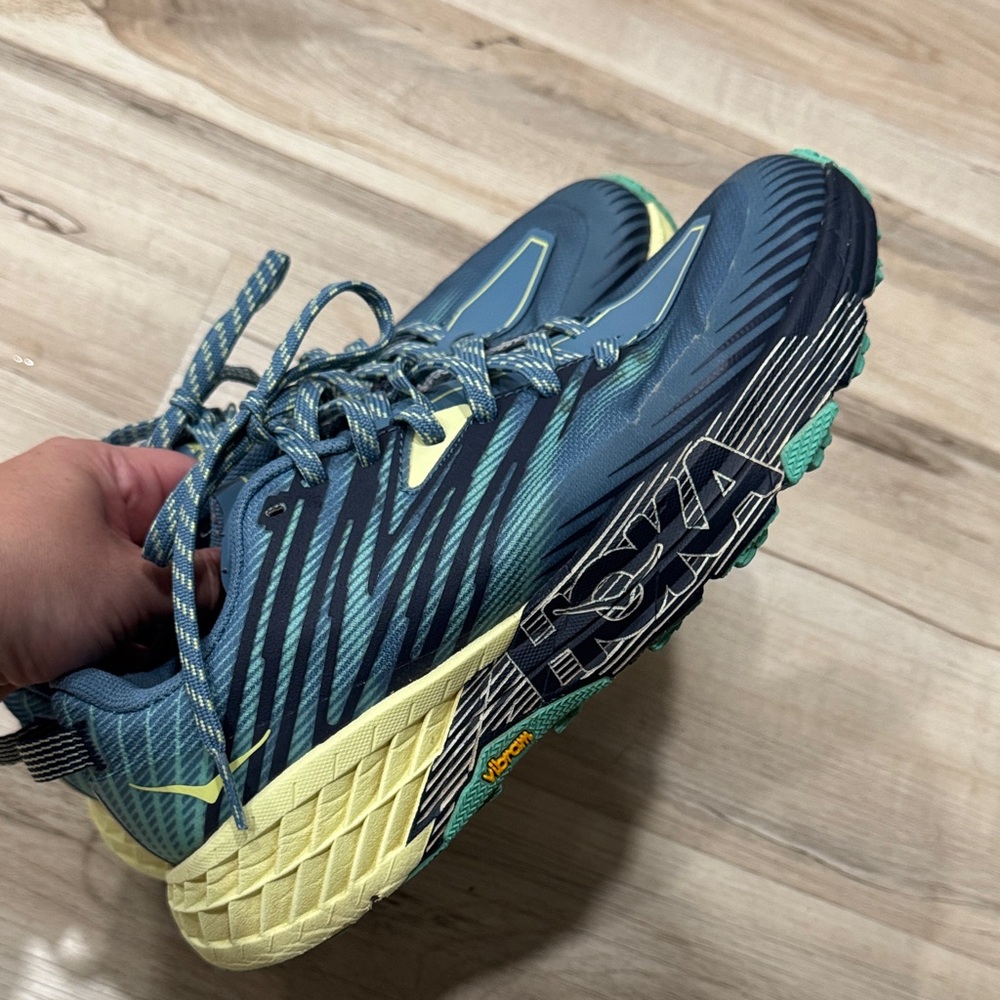 Womens Hoka Speedgoat 4 size 8.5